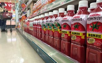 トマトジュースはカゴメの戦略商品（食品スーパーのジュース売り場）