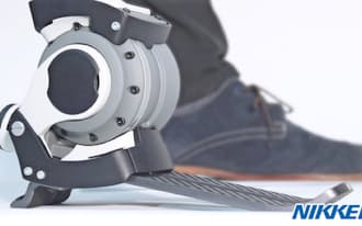遠藤氏が開発を進めるロボット義足。着地・蹴り出し時の足首部分の動きをコンピューターで制御する