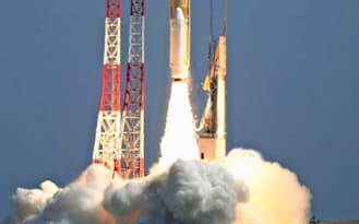 政府は宇宙産業の振興に力を入れる（3月、種子島宇宙センターで打ち上げられるH2Aロケット）