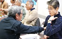 食道発声法を練習する喉頭摘出者（4月、東京都港区）