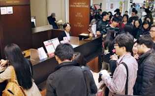 百貨店の免税カウンターに長い列をつくる中国人の買い物客（東京都渋谷区）