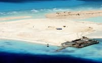 中国による埋め立て作業が進む南沙諸島のファイアリクロス（中国名・永暑）礁（1月28日）=フィリピン政府当局者提供