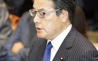 党首討論で発言する民主党の岡田代表（17日、国会内）