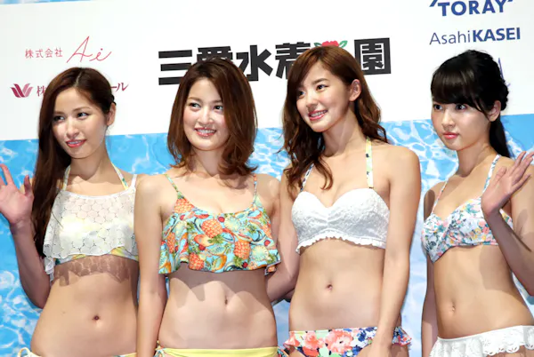 もうすぐ夏 30 40代に似合う水着は Nikkei Style もうすぐ夏 30 40代に似合う水着は Nikkei Style