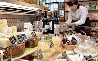 ▲約60種のチーズが並ぶ「チーズ・オン　ザ　テーブル本店」（東京都中央区）では盛り合わせの試食もできる=写真　井口和歌子