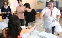 財政緊縮策の賛否を問うギリシャの国民投票で、投票する有権者（5日、アテネ市内）=写真　浅原敬一郎