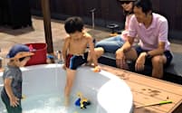 木造住宅の屋上で水遊びを楽しむ槌谷さん一家（東京都練馬区）