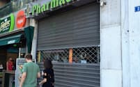 規制緩和に抗議するため休業した薬局（15日、アテネ）