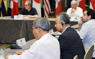 28日、米ハワイ州ラハイナで閣僚会合に臨む甘利氏（手前中央）=共同