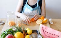 フルーツウオーターを作る料理研究家の福田里香さん（東京都新宿区）=写真　井口和歌子