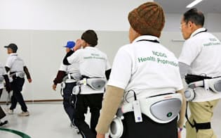 実証実験で歩行補助装置「リズム歩行アシスト」を装着して歩く高齢者（愛知県大府市）