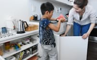 食事の準備を子どもができるようキッチンの低い位置にフォークなどを収納する（横浜市港南区）