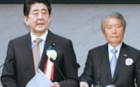 経団連の定時総会に出席した安倍首相。右は榊原会長
