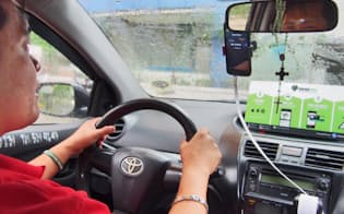 グラブタクシーはフィリピンで運転手向けにスマホ購入費用を小口融資する（マニラ）