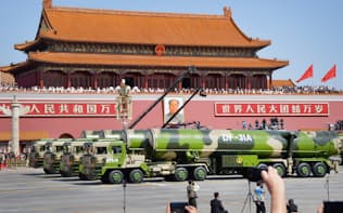 天安門前をパレードする軍事車両（北京）
