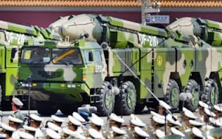 3日、軍事パレードで公開された対艦弾道ミサイル東風21D（北京）=写真　柏原敬樹