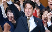 自民党総裁選出陣式で気勢を上げる安倍首相（8日午前、東京・永田町）