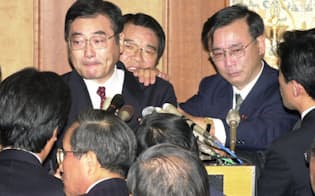派閥議員に制止される加藤紘一氏(左)
（2000年11月20日、都内のホテル）