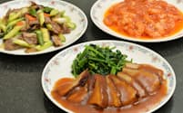 エビのチリソース煮（右奥）など代表的な中華料理=写真　塩田信義