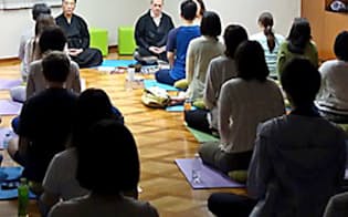 東京マインドフルネスセンターで瞑想する参加者（同センター提供）