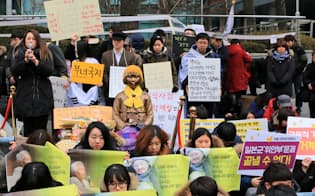日本大使館前の少女像を取り囲んだ韓国の市民団体