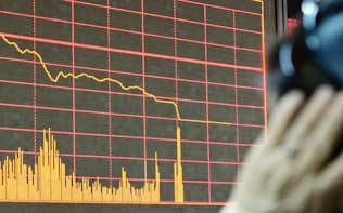 取引が全面停止され、上海株の値動きが止まった証券会社の電光掲示板(4日、北京)=共同