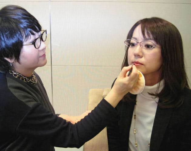 デキる女性の眼鏡術 かけるだけでイメージ七変化 Nikkei Style デキる女性の眼鏡術 かけるだけでイメージ七変化 Nikkei Style