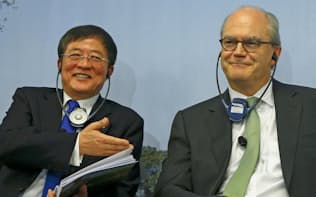 3日、スイスのバーゼルで会見する中国化工の任建新董事長(左)とシンジェンタのドマレ会長=ロイター
