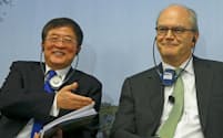 3日、スイスのバーゼルで会見する中国化工の任建新董事長(左)とシンジェンタのドマレ会長=ロイター
