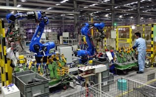 中国では産業用ロボットの導入機運が高まっているが…（中堅自動車メーカーの工場、広東省仏山市）
