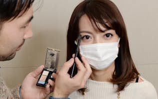 マスク着用時のメークのコツを指南する資生堂のヘア&メーキャップアーティストの豊田さん（左）=写真　塩田信義