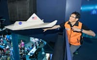 NASAで折り紙飛行機教室を開いた（昨年8月、米テキサス州）

