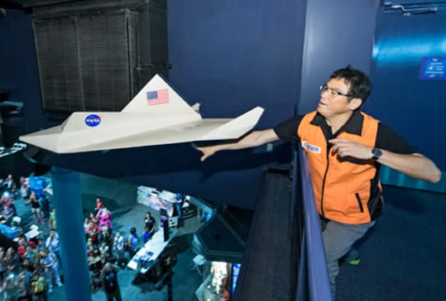 NASAで折り紙飛行機教室を開いた（昨年8月、米テキサス州）
