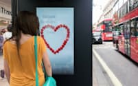 エムアンドシーサーチの電子看板は、より注目度の高い広告表現を自動的に学習（ロンドン）