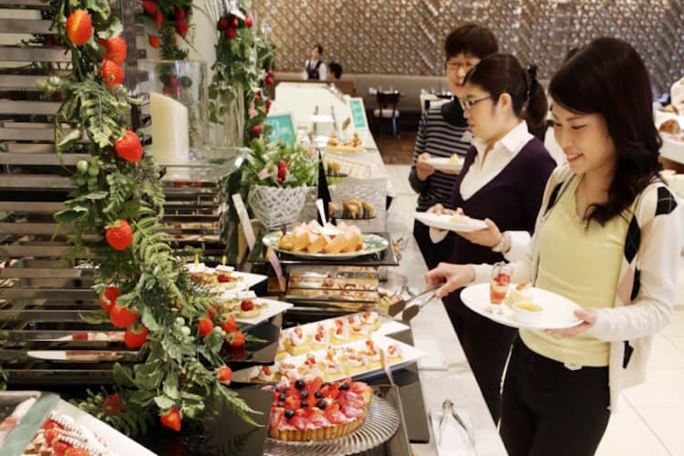 華やかなケーキ 食べ方も美しく Nikkei Style 華やかなケーキ 食べ方も美しく Nikkei Style