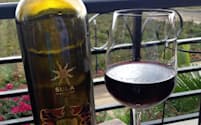 インドワインを代表する銘柄「スーラ」。ナシックにあるブドウ畑を見下ろすワイナリーのテラスで
