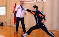 高校の体育館で練習するモンゴルのフェンシングチーム（青森県今別町）

