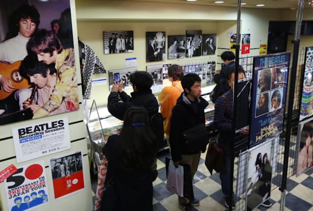 ビートルズの来日50周年を記念したイベントでは、関連資料の展示があった（2日、東京都千代田区）