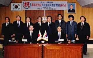 鄭課長の協力を得て、韓国鉄道庁と協定書の調印に結びつけた（立って整列している右から3人目が本人）