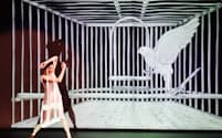 ダンスと映像などを組み合わせた映像芝居「錆からでた実」（兵庫県豊岡市の城崎国際アートセンター）