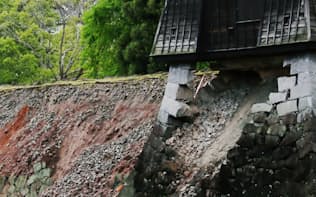 崩れ落ちた熊本城の石垣（17日、熊本市）
