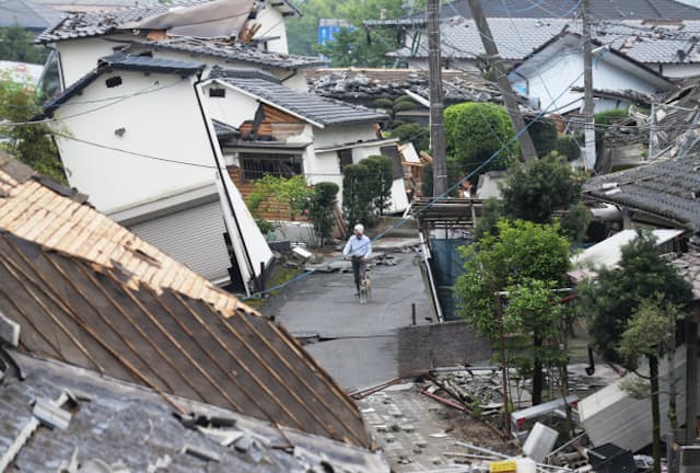 地震で倒壊した家屋（24日、熊本県益城町）