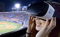 VR端末を装着し野球映像を楽しむファン（横浜市中区の横浜スタジアム）