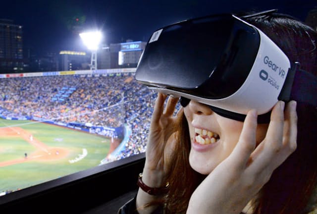 VR端末を装着し野球映像を楽しむファン（横浜市中区の横浜スタジアム）