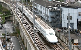 営業運転再開に向け試験走行する九州新幹線の列車（27日午前、熊本市西区）