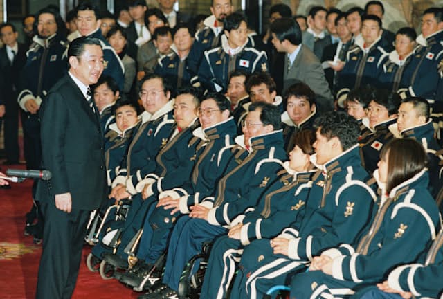 長野大会で五輪とパラリンピックの日本選手団のユニホームが初めて統一された。橋本首相から激励を受ける長野パラリンピックの選手団（1998年3月2日、首相官邸）