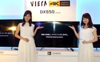 家電各社が映像配信などに対応した4Kテレビを競う（4月7日パナソニックが大阪市内で開いた発表会）
