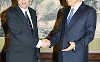 会談を前に中国の李克強首相(右)と握手する岸田外相（30日、北京の中南海）=共同