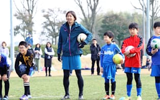 水戸電力はJ2水戸でプレーしたサッカー元日本代表の鈴木隆行氏を地域貢献アドバイザーに招いた