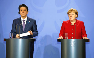 首相は各国首脳に「機動的な財政出動」論を繰り返した(4日、メルケル独首相=右=とベルリン郊外で)=共同 首相は各国首脳に「機動的な財政出動」論を繰り返した(4日、メルケル独首相=右=とベルリン郊外で)=共同